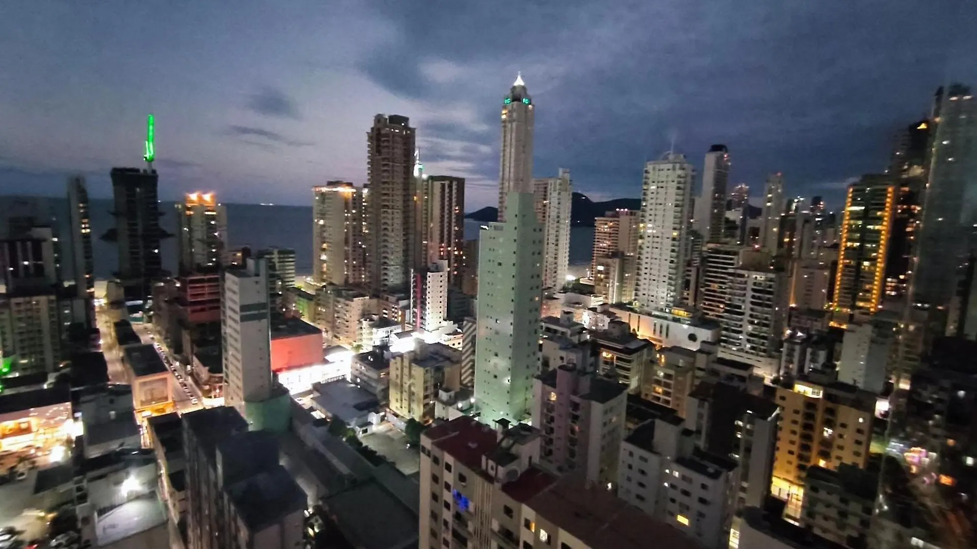 Encanto Nas Alturas: Acomode-Se No Elegante Edificio Arnoldo Werner Em Balneário Camboriú