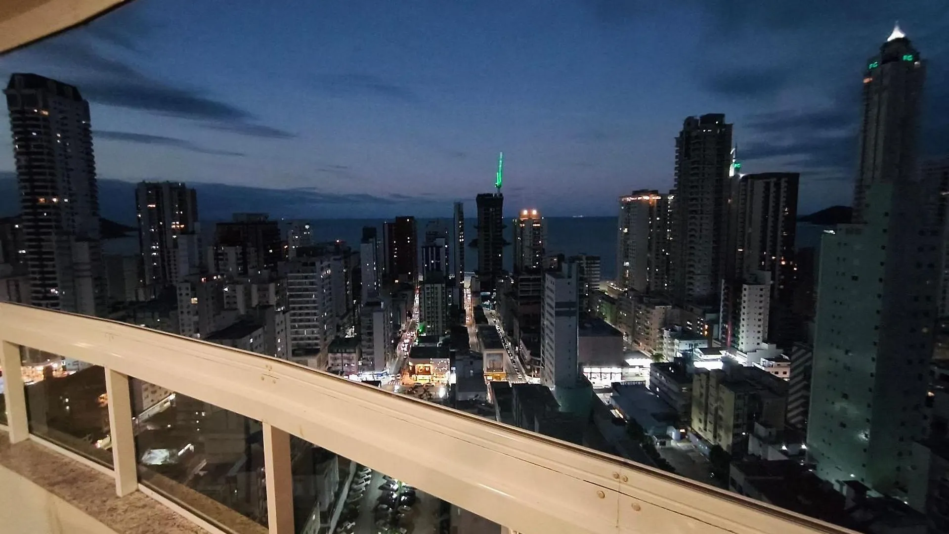 Encanto Nas Alturas: Acomode-Se No Elegante Edificio Arnoldo Werner Em Balneário Camboriú Brasilien